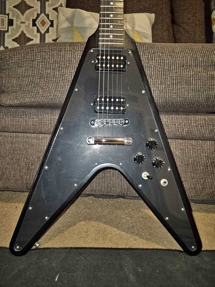 Body and carbon-fiber top detail of the New Century Flying V