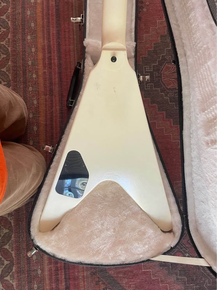Back of the Gibson Tribal V body