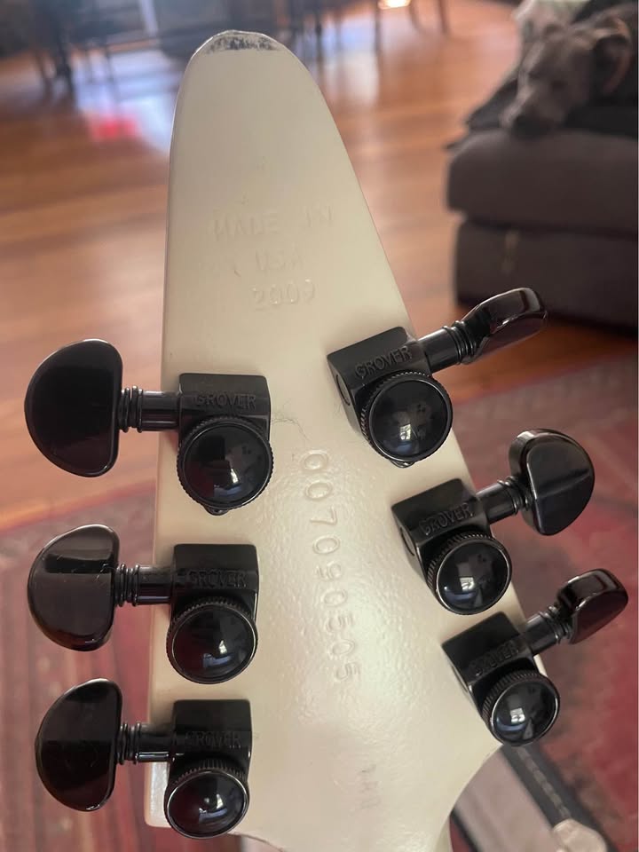 Back of the Gibson Tribal V headstock