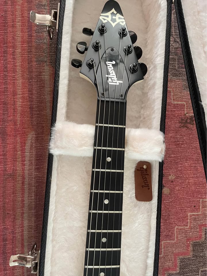 Front of the Gibson Tribal V headstock