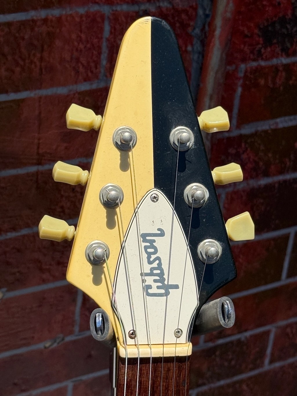 Front of the split-color headstock